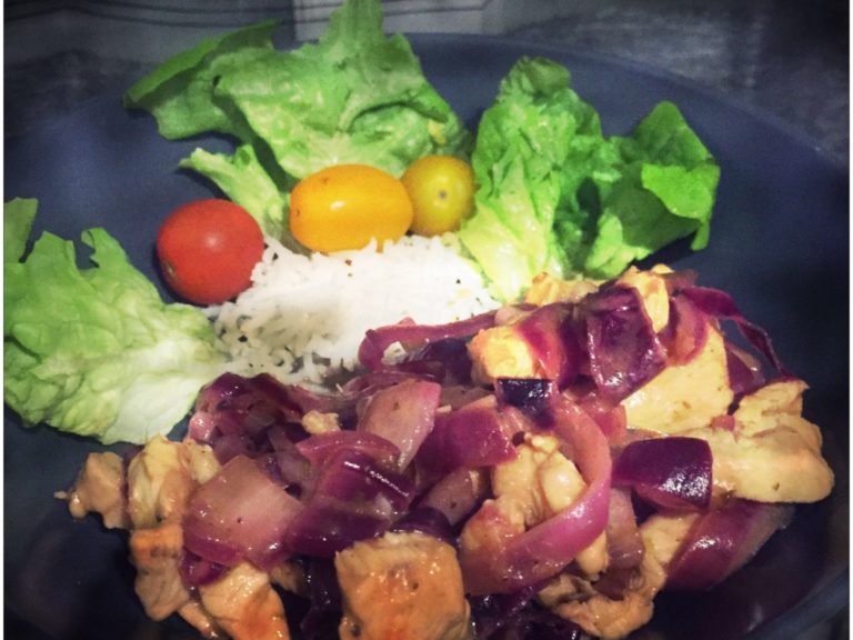 Emincé de poulet au citron vert et oignon rouge