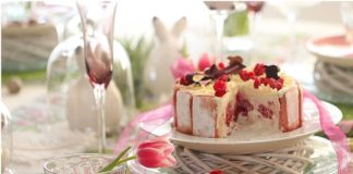 Charlotte au chocolat blanc, framboises et biscuits roses