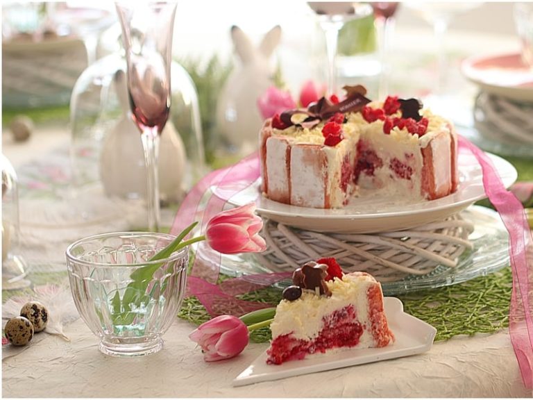 Charlotte au chocolat blanc, framboises et biscuits roses