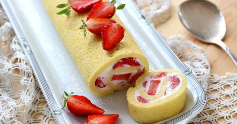 GÂTEAU ROULÉ À LA FRAISE