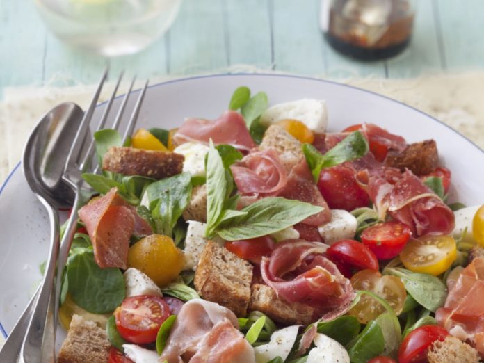 Salade mâche, jambon de Bayonne, mozzarella Salade mâche, jambon de Bayonne, mozzarella