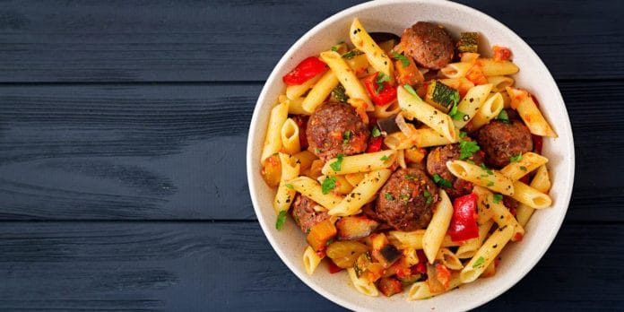Penne aux boulettes de boeuf, courgettes et tomates Penne aux boulettes de boeuf, courgettes et tomates
