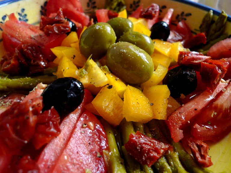 Salade provençale légèrement relevée