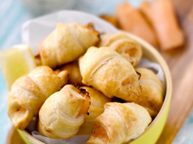 Petits croissants au saumon fumé