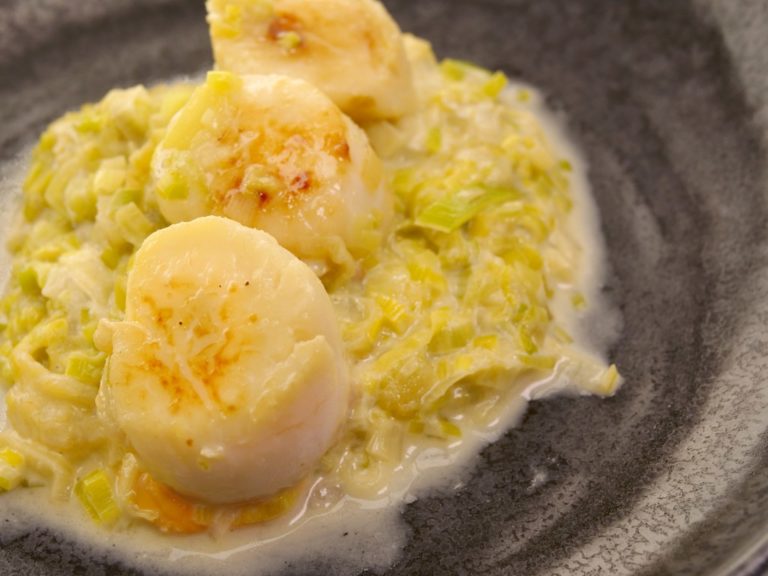 Coquilles St Jacques et leur fondue de poireaux