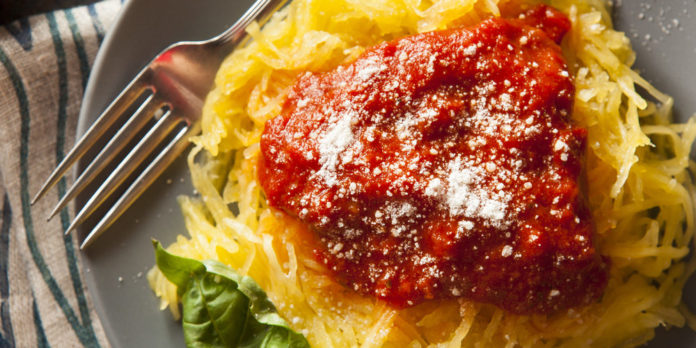Courge spaghetti à la sauce tomate - la cuisine française